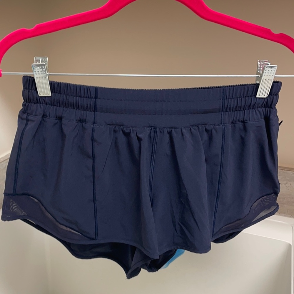 Lululemon Hottie hot shirt. 2.5 in size 6. Navy.